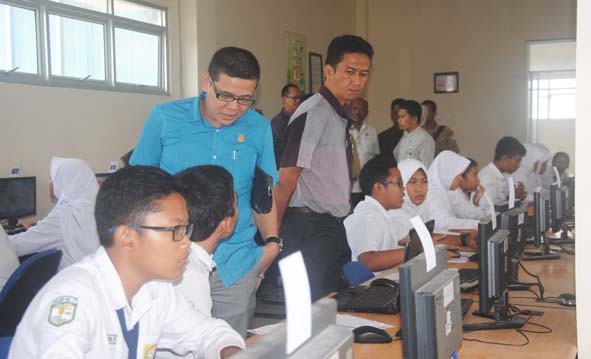 pelaksanaan UN tersebut, pihak sekolah nantinya akan ada menempatkan dua pembimbing teknis yakni proktor dan teknisi.